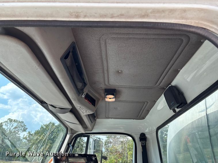 image for item ED2229 2000 International 4700 oil distributor truck