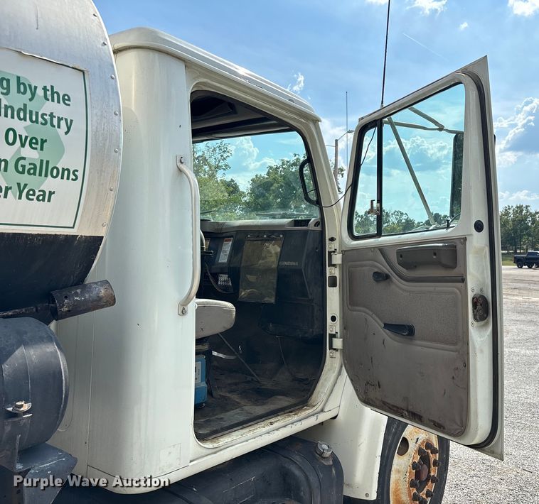 image for item ED2229 2000 International 4700 oil distributor truck