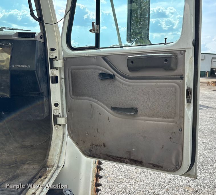 image for item ED2229 2000 International 4700 oil distributor truck