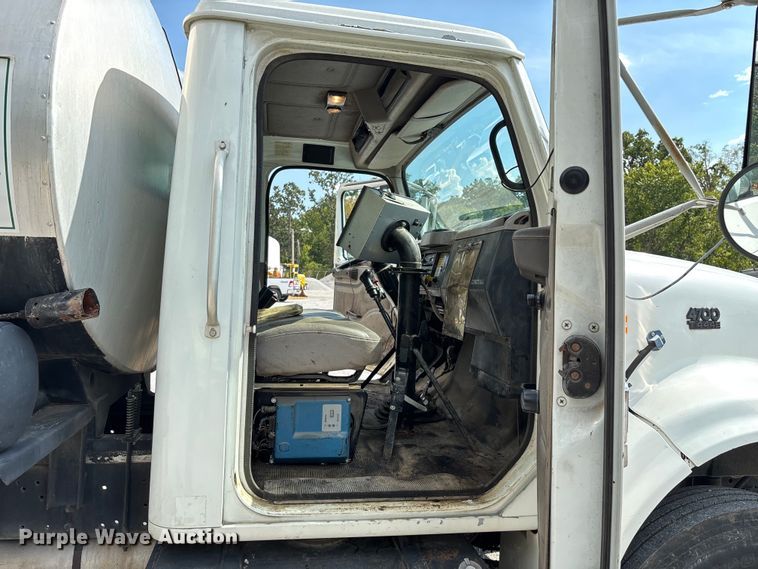 image for item ED2229 2000 International 4700 oil distributor truck