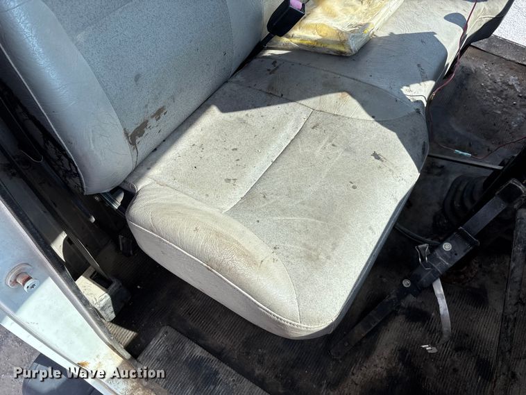 image for item ED2229 2000 International 4700 oil distributor truck