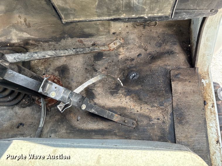 image for item ED2229 2000 International 4700 oil distributor truck