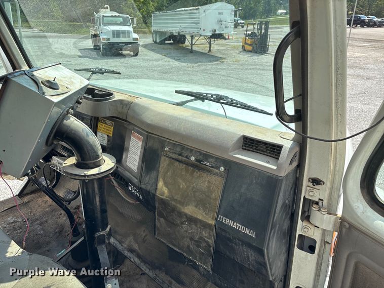 image for item ED2229 2000 International 4700 oil distributor truck