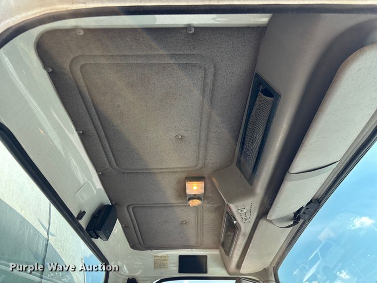 image for item ED2229 2000 International 4700 oil distributor truck