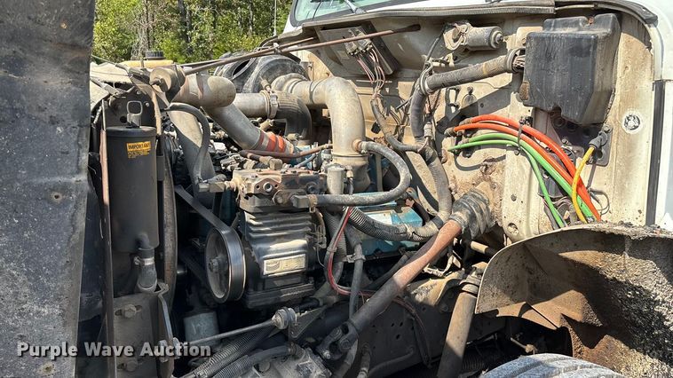 image for item ED2229 2000 International 4700 oil distributor truck