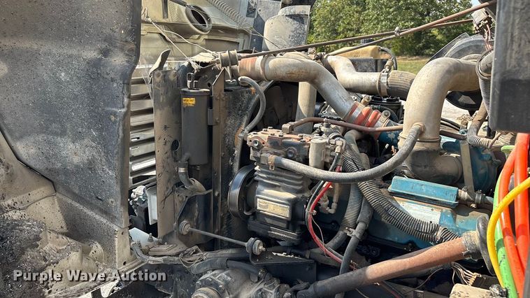 image for item ED2229 2000 International 4700 oil distributor truck