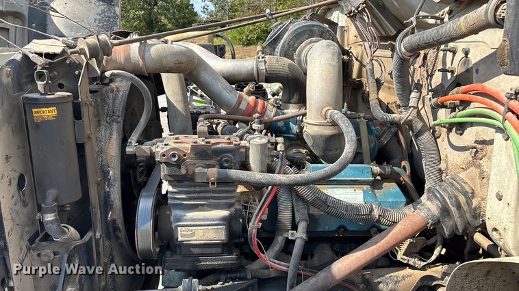 image for item ED2229 2000 International 4700 oil distributor truck