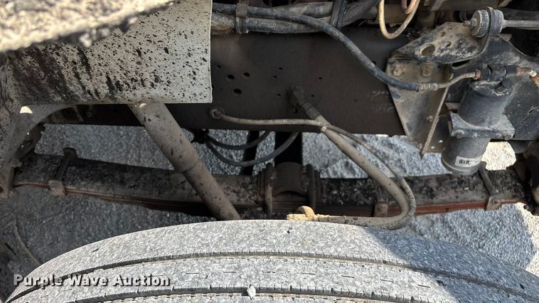 image for item ED2229 2000 International 4700 oil distributor truck