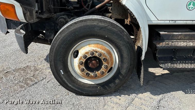 image for item ED2229 2000 International 4700 oil distributor truck