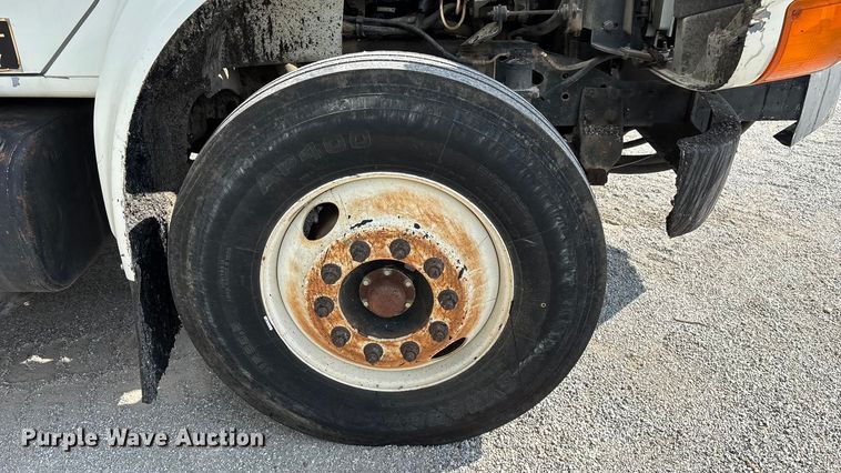 image for item ED2229 2000 International 4700 oil distributor truck