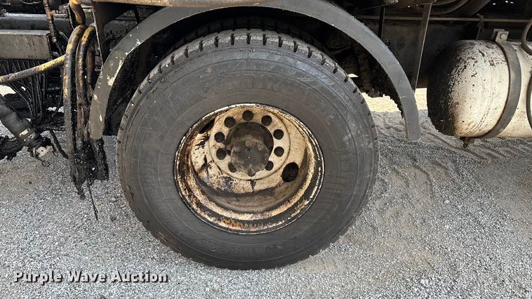 image for item ED2229 2000 International 4700 oil distributor truck