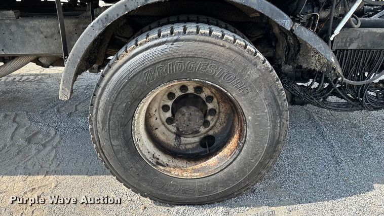 image for item ED2229 2000 International 4700 oil distributor truck