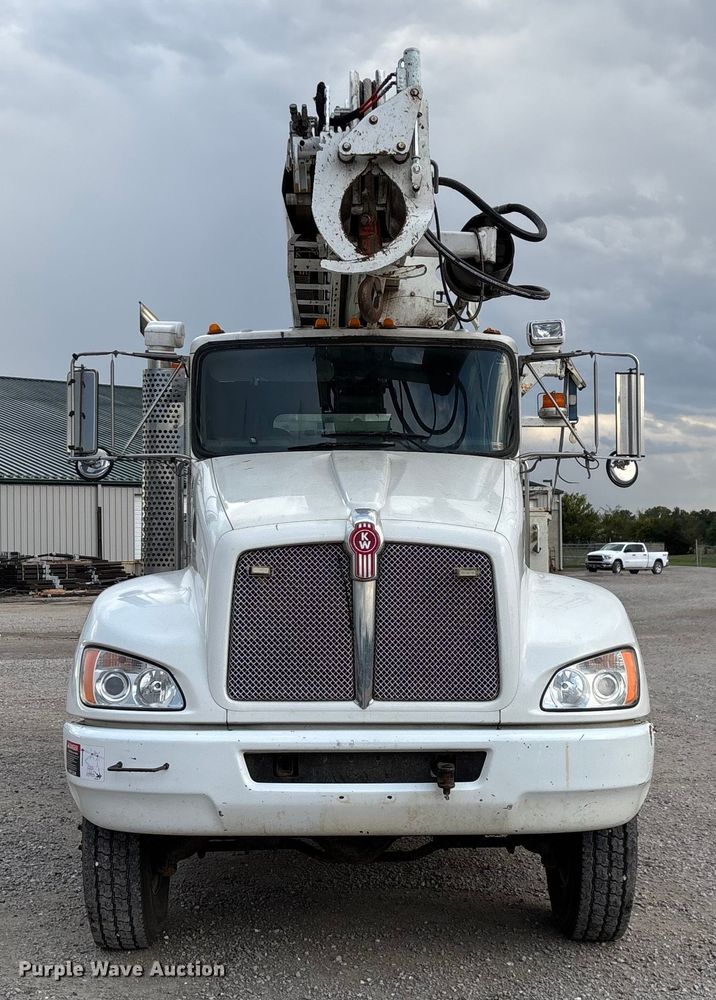 image for item ED2287 2011 Kenworth T370 digger derrick truck