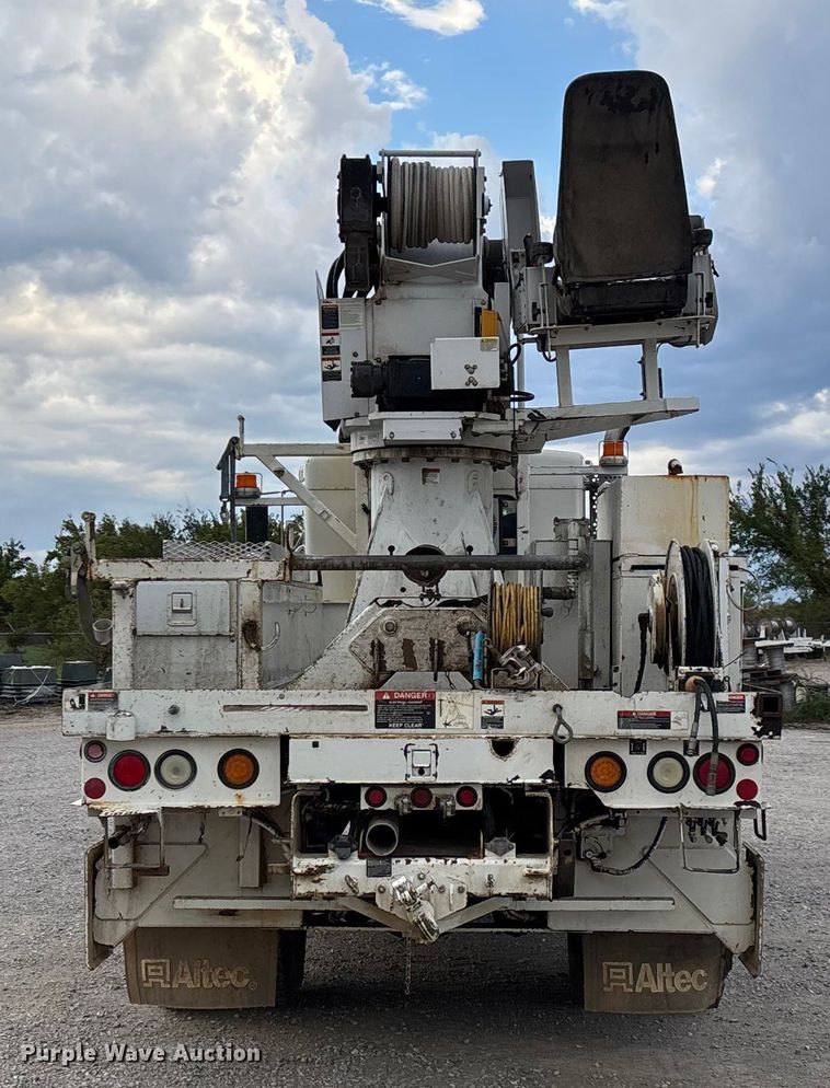 image for item ED2287 2011 Kenworth T370 digger derrick truck