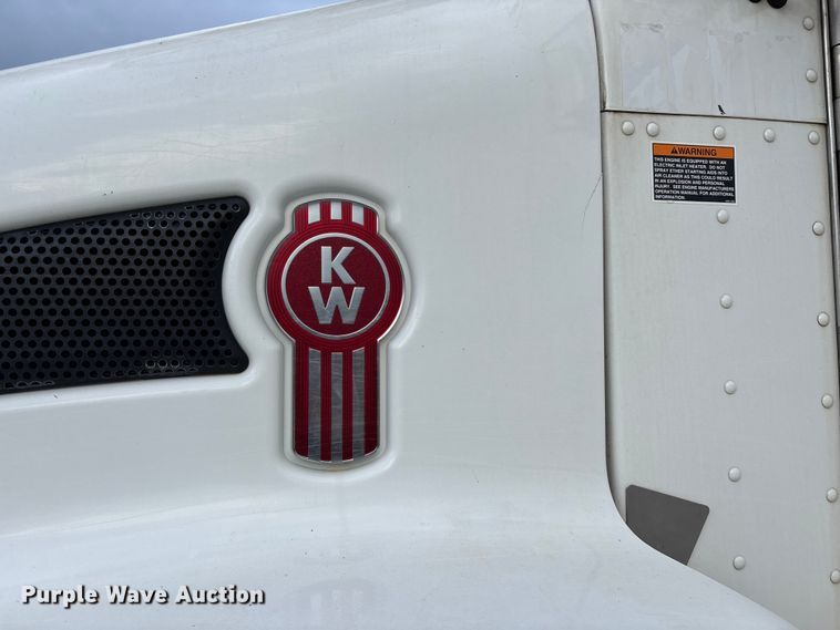 image for item ED2287 2011 Kenworth T370 digger derrick truck