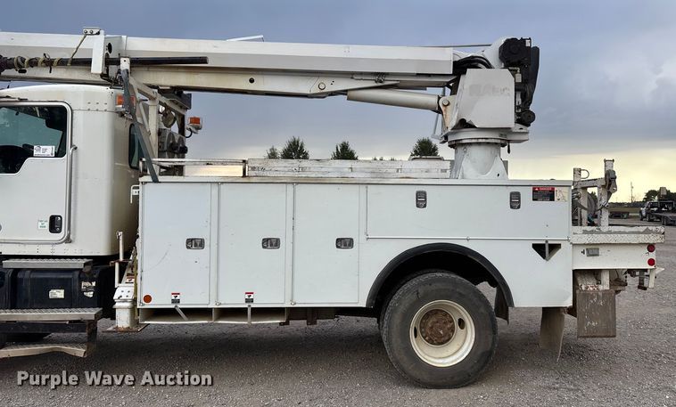 image for item ED2287 2011 Kenworth T370 digger derrick truck