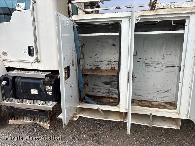 image for item ED2287 2011 Kenworth T370 digger derrick truck