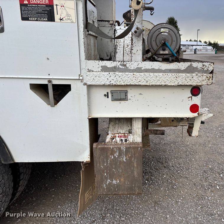 image for item ED2287 2011 Kenworth T370 digger derrick truck