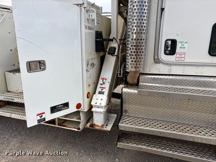 image for item ED2287 2011 Kenworth T370 digger derrick truck