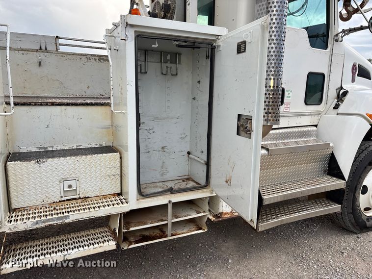 image for item ED2287 2011 Kenworth T370 digger derrick truck