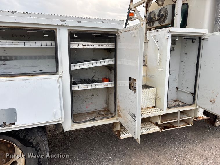 image for item ED2287 2011 Kenworth T370 digger derrick truck