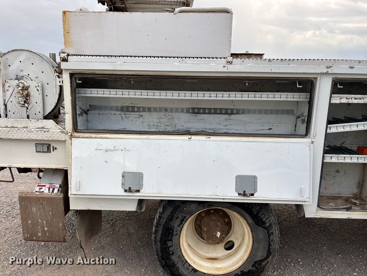 image for item ED2287 2011 Kenworth T370 digger derrick truck