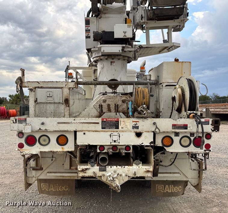 image for item ED2287 2011 Kenworth T370 digger derrick truck