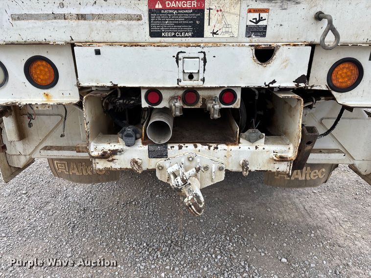 image for item ED2287 2011 Kenworth T370 digger derrick truck