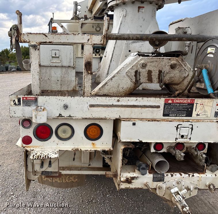 image for item ED2287 2011 Kenworth T370 digger derrick truck