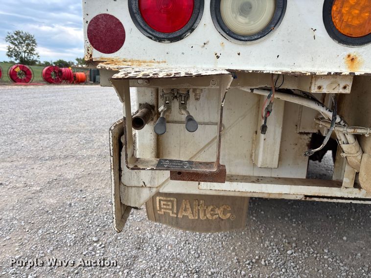 image for item ED2287 2011 Kenworth T370 digger derrick truck