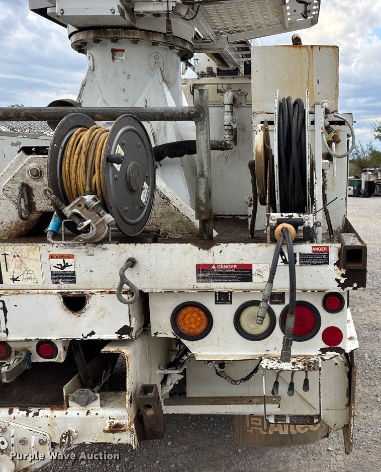 image for item ED2287 2011 Kenworth T370 digger derrick truck