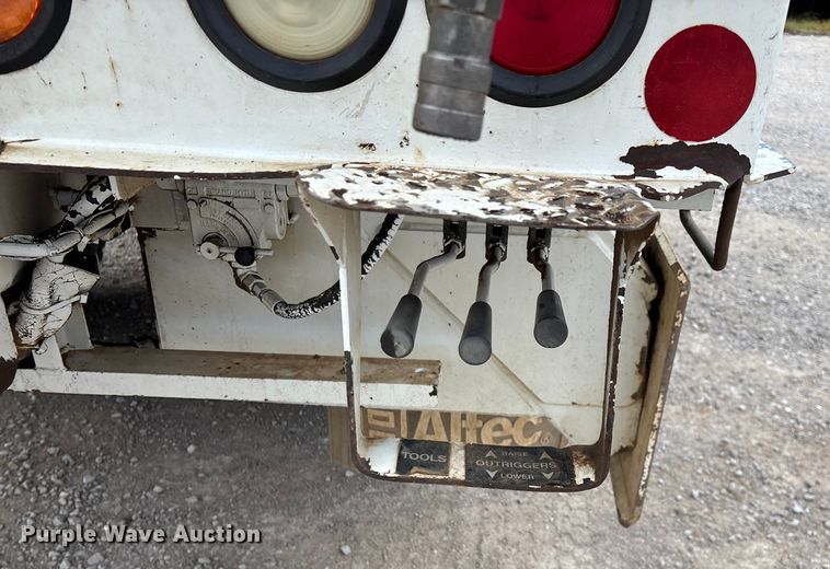 image for item ED2287 2011 Kenworth T370 digger derrick truck