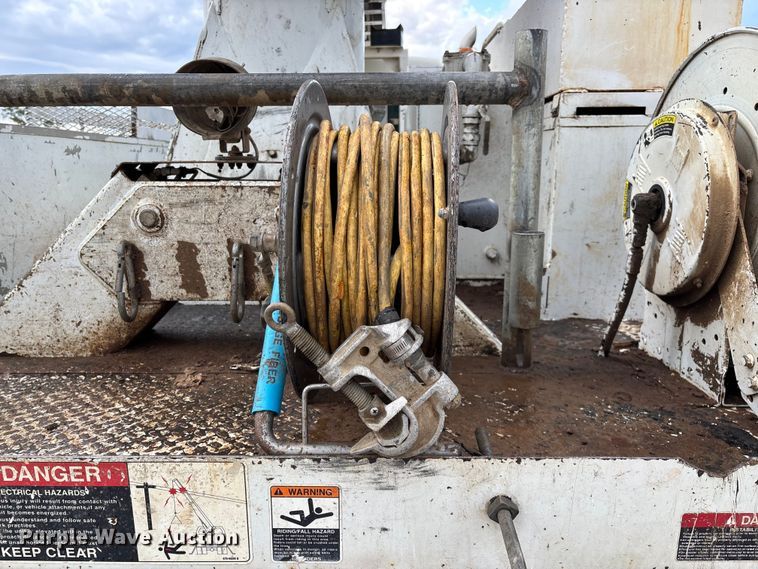 image for item ED2287 2011 Kenworth T370 digger derrick truck