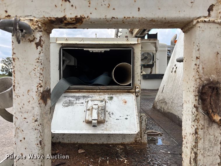 image for item ED2287 2011 Kenworth T370 digger derrick truck