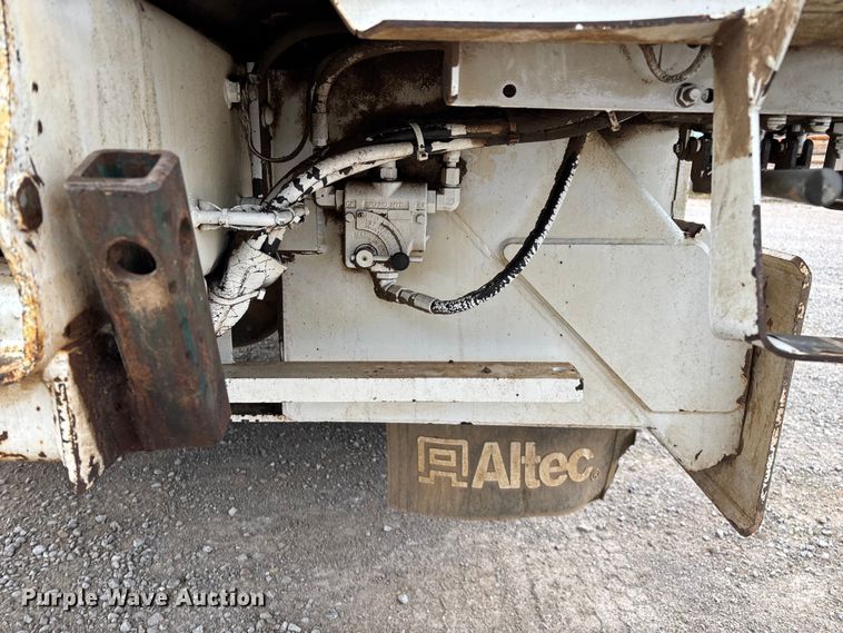 image for item ED2287 2011 Kenworth T370 digger derrick truck