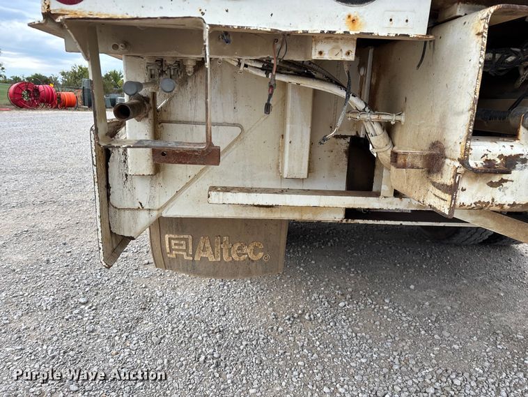 image for item ED2287 2011 Kenworth T370 digger derrick truck