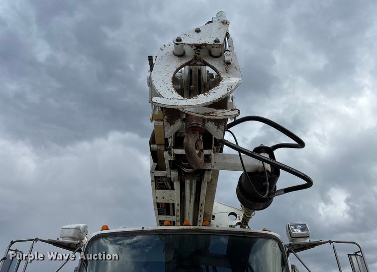 image for item ED2287 2011 Kenworth T370 digger derrick truck