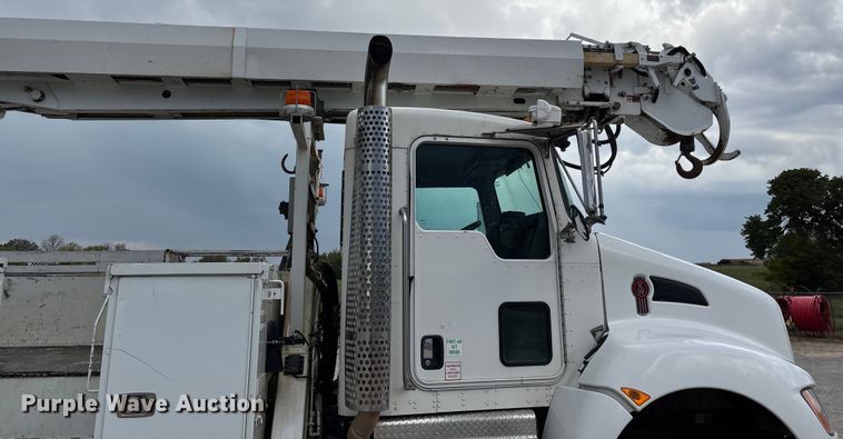 image for item ED2287 2011 Kenworth T370 digger derrick truck