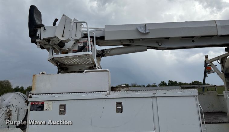 image for item ED2287 2011 Kenworth T370 digger derrick truck