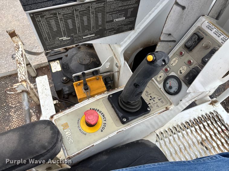 image for item ED2287 2011 Kenworth T370 digger derrick truck