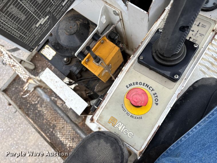 image for item ED2287 2011 Kenworth T370 digger derrick truck