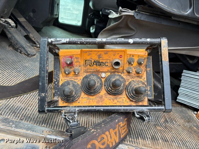 image for item ED2287 2011 Kenworth T370 digger derrick truck