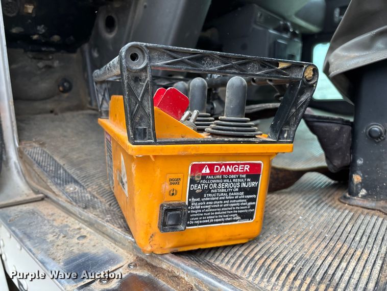 image for item ED2287 2011 Kenworth T370 digger derrick truck