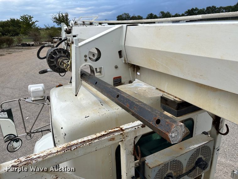 image for item ED2287 2011 Kenworth T370 digger derrick truck