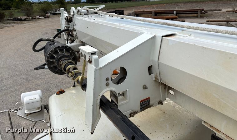 image for item ED2287 2011 Kenworth T370 digger derrick truck