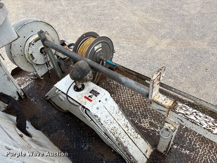 image for item ED2287 2011 Kenworth T370 digger derrick truck