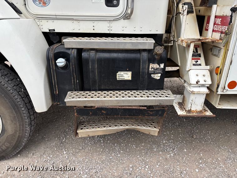 image for item ED2287 2011 Kenworth T370 digger derrick truck