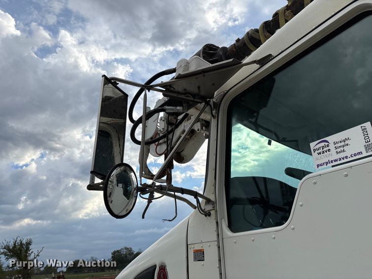 image for item ED2287 2011 Kenworth T370 digger derrick truck