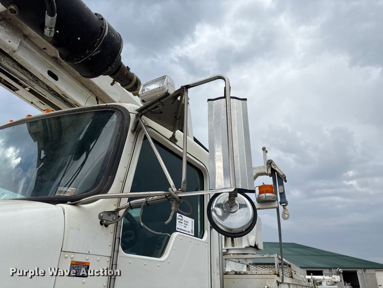 image for item ED2287 2011 Kenworth T370 digger derrick truck