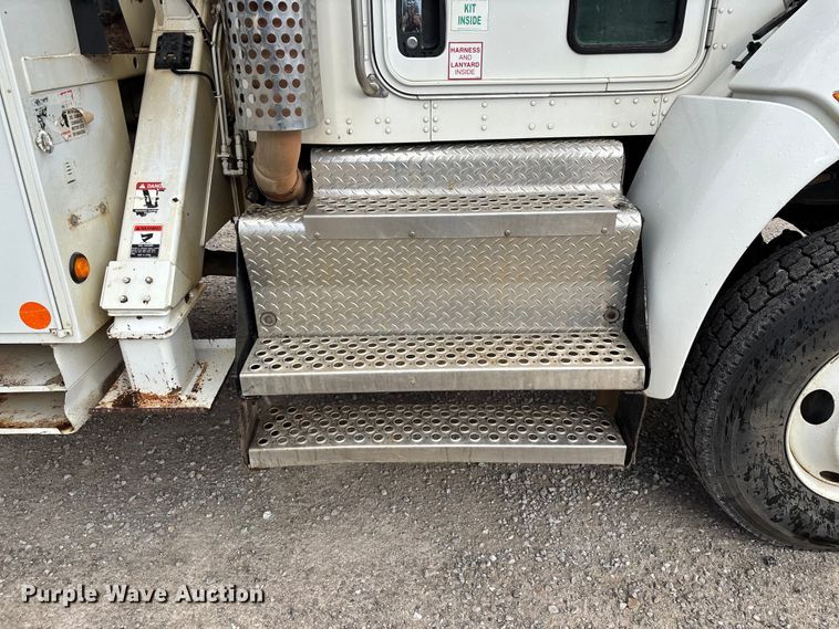 image for item ED2287 2011 Kenworth T370 digger derrick truck